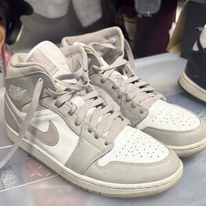 Nike Air Jordan 1 mid linen